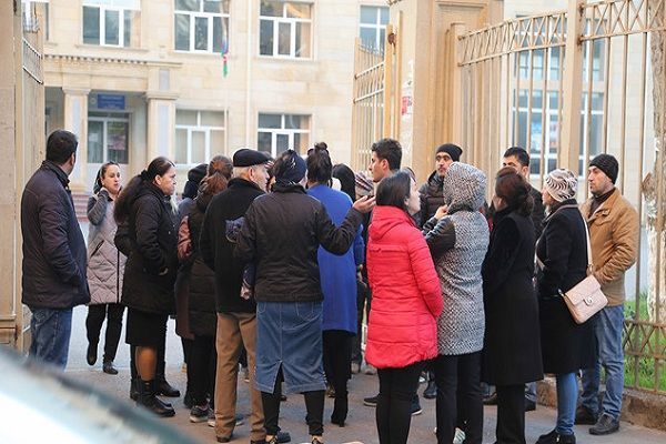 Bakıda valideynlər etiraz etdi - VİDEO