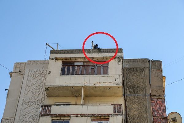 Bakıda kişi özünü çoxmərtəbəli binadan atmaq istədi – FOTO