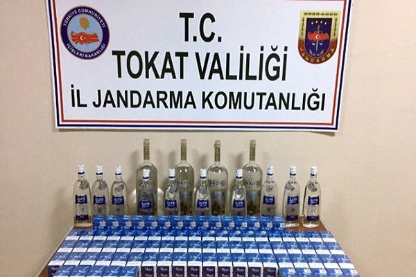 Azərbaycanlı 180 qutu siqaret və 12 litr içki ilə tutuldu