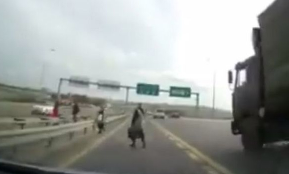 Bakıda kamikadze-piyadalar son anda ölümdən xilas oldular — VİDEO