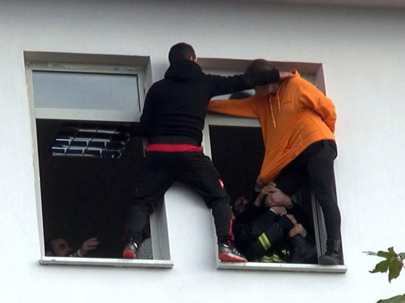 Məktəbdə intihar etmək istəyən qızı müəllimi xilas etdi - Hadisənin VİDEOsu