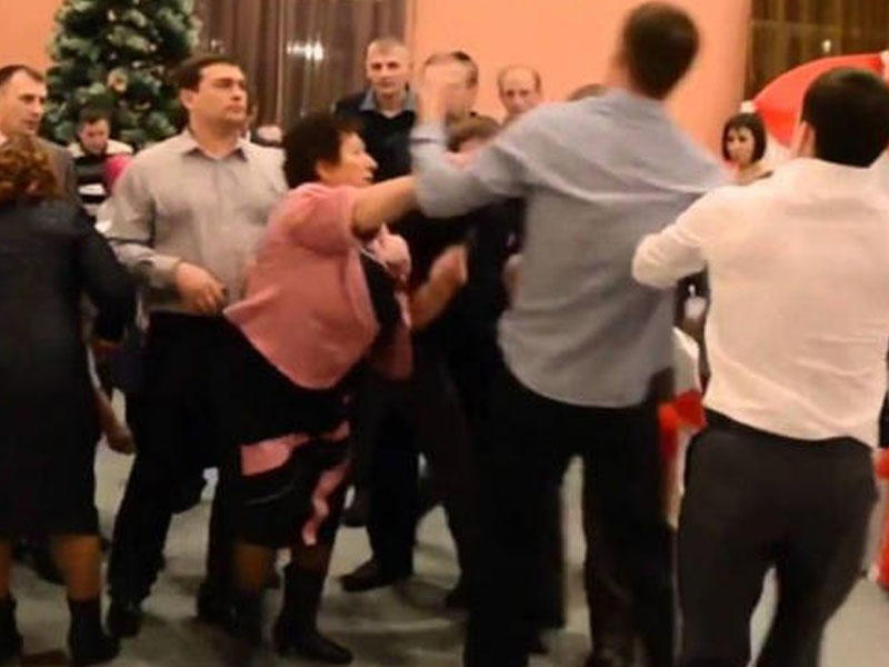 Toyda dəhşət - Restoranın mühafizəçisi bəyi öldürdü - Ukraynada