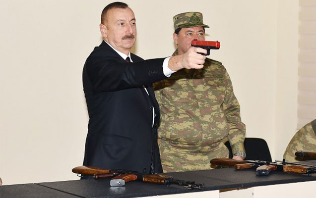 İlham Əliyev silahları yoxladı - Fotolar