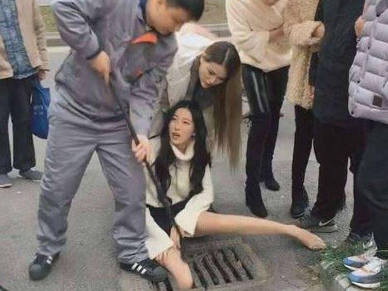 Qlamur qız kanalizasiyaya düşdü, 