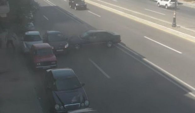 Bakıda 2-ci cərgədə dayanan avtomobili belə vurdular – VİDEO