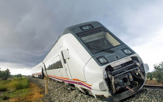 Qatar relsdən çıxdı - 30 yaralı + Foto