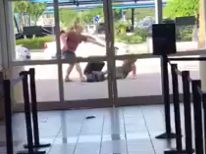 Oğlan selfiyə görə sevgilisini bir zərbə ilə yerə sərdi - VİDEO