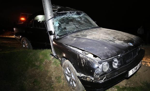 Avtomobil elektrik dirəyinə çırpıldı, sakinlər işıqsız qaldı – FOTO