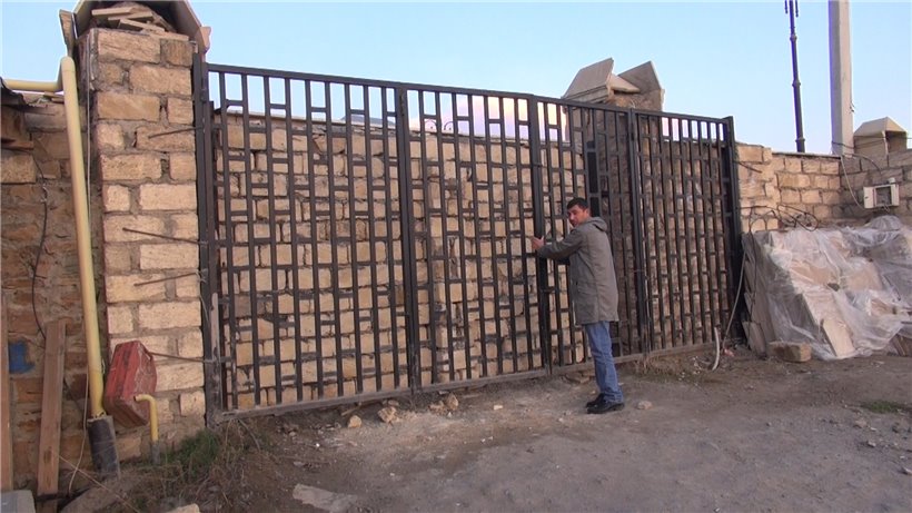 Gədəbəyin icra başçısı yolkəsənlik edir - qonşunun yolunu kəsib, sahibkarın obyektinə yol açır – QALMAQAL, VİDEO
