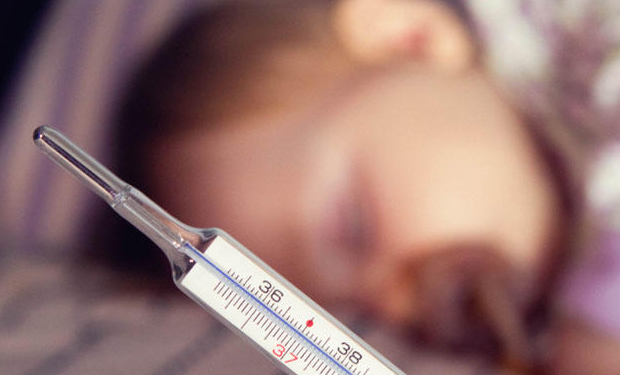 Körpə qızdırmalı olanda edilən ən böyük səhv