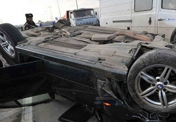 İcra hakimiyyətinin şöbə müdiri qəza törətdi: Ölən var