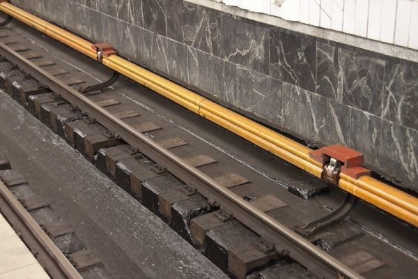 Metroda həyəcanlı anlar: Kişi relslərin üzərinə yıxıldı