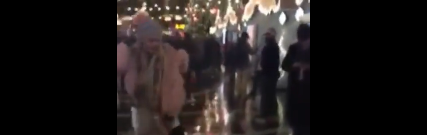 Fəvvarələr meydanında yağışın altında rəqs edən bu qız - Hər kəsin diqqətini cəlb etdi - VİDEO