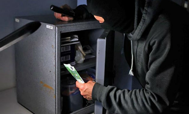 Xəzər rayonunda 100 min manatlıq seyf oğurlandı