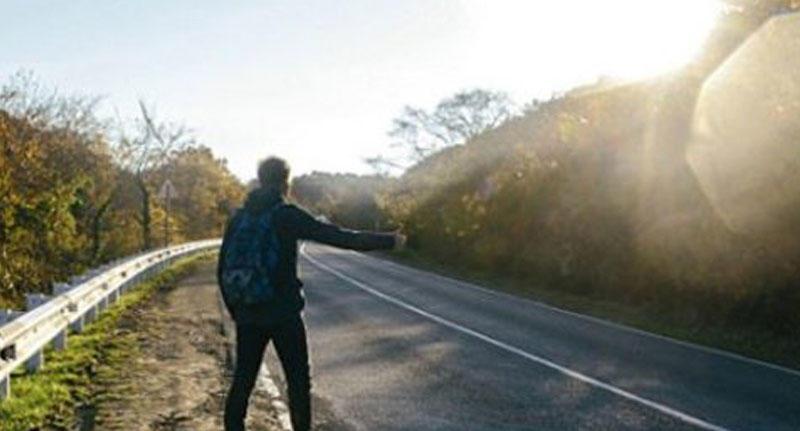 Qızlar yolda qalan oğlanı maşına 