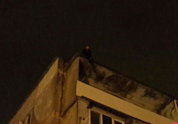 Bakıda bıçaqla silahlanmış şəxs intihara cəhd edib – YENİLƏNİB + FOTO