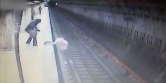 Qadın həmcinsini qatarın altına atdı - Video