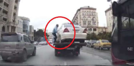 Bakıda maşınını evakuator aparan sürücü görün nələr etdi - VİDEO