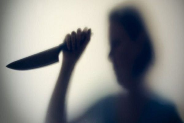 Bakıda iki qadın kişi üstündə davaya çıxdı - Biri bıçaqlandı