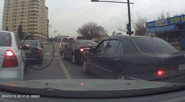 Bakıda sürücü qaydaları pozdu, əsəbiləşdi: Mən dəliyəm, sizə nə olub? - VİDEO