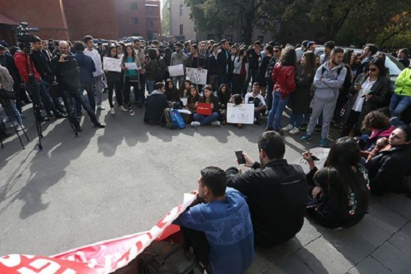 Ermənistanda gənclər hərbi xidmətdən imtina edir