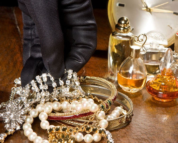 Qadın qulluqçu işlədiyi evi soydu