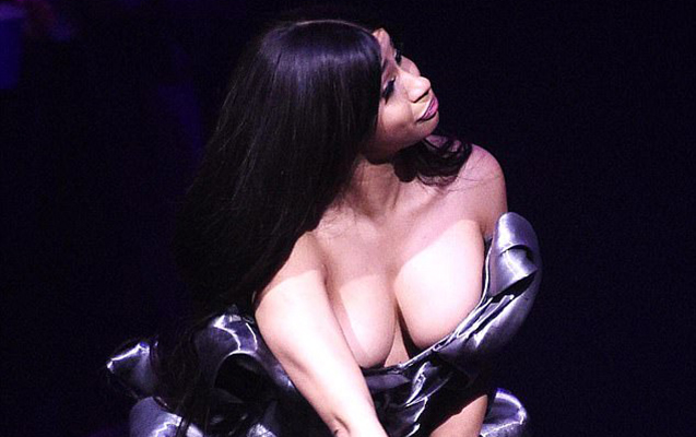 Sinəsini açmaq üçün əlindən gələni etdi - Fotolar