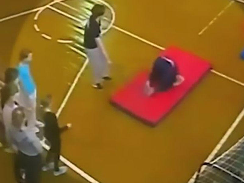 İdman dərsində şagirdin beli qırıldı, müəllim işdən çıxarıldı - VİDEO