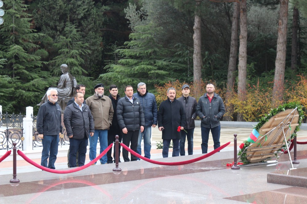 Tanınmış xarici analitiklər ulu öndər Heydər Əliyevin məzarını və Şəhidlər xiyabanını ziyarət ediblər