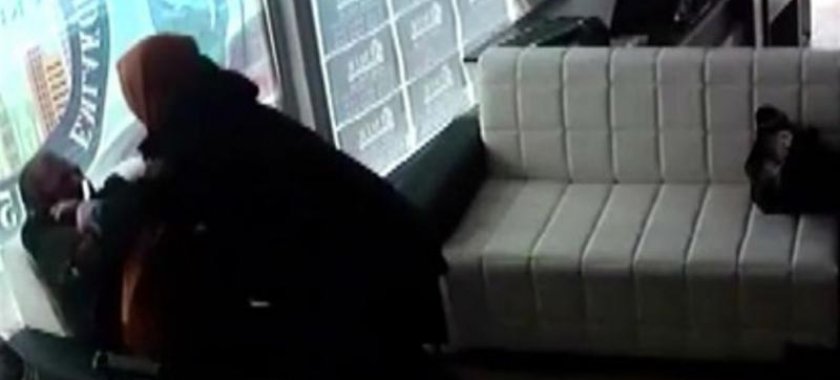 Kafedə DƏHŞƏT: Qadın ərinİn iş yoldaşına bıçaqla hücum çəkdi -VİDEO