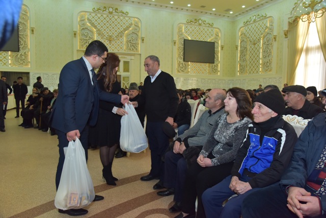 Nəsimi rayonunda aztəminatlı ailələrə bayram sovqatları verilib