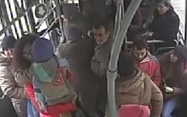 İçkili adam avtobusun şüşələrini qırdı - Bakıda + Video