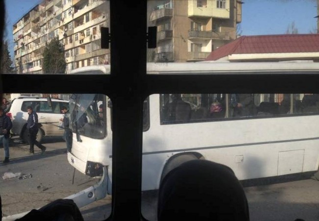 Bakıda daha bir avtobus qəzası - 40 nömrə “Prado”yla toqquşdu