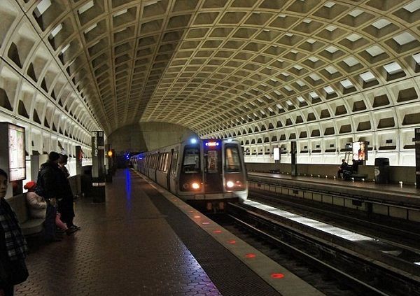 Vaşinqtonda metroda sərnişin dolu qatar relslərdən çıxdı