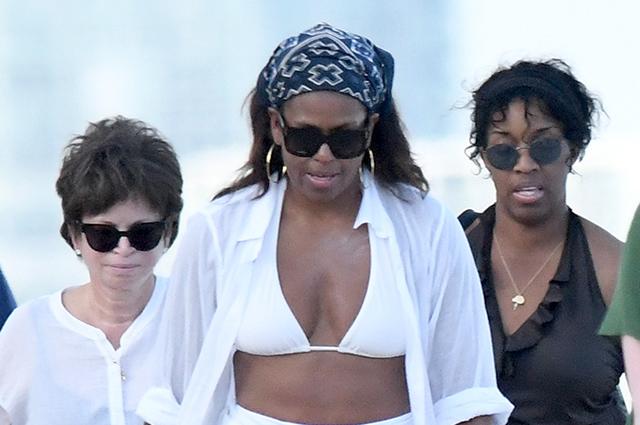 Ağ bikinidə olan Obama bədən quruluşu ilə diqqət çəkdi - fotolar