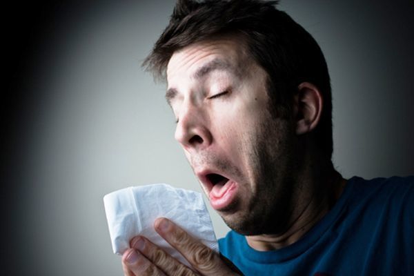 Asqırmaq istəmədi, boğazı yırtıldı