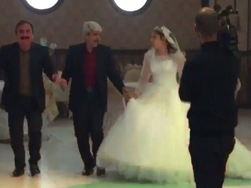 30-a yaxın uşağı olan bələdiyyə sədri 19 yaşlı qızla evləndi - Qohumlar imtina etdi - VİDEO