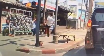 Küçədə gəzən uşağa qarşı şok hərəkət – Video