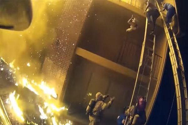 ABŞ-da yanğınsöndürən üçüncü mərtəbədən yerə atılan uşağı tutub – VİDEO