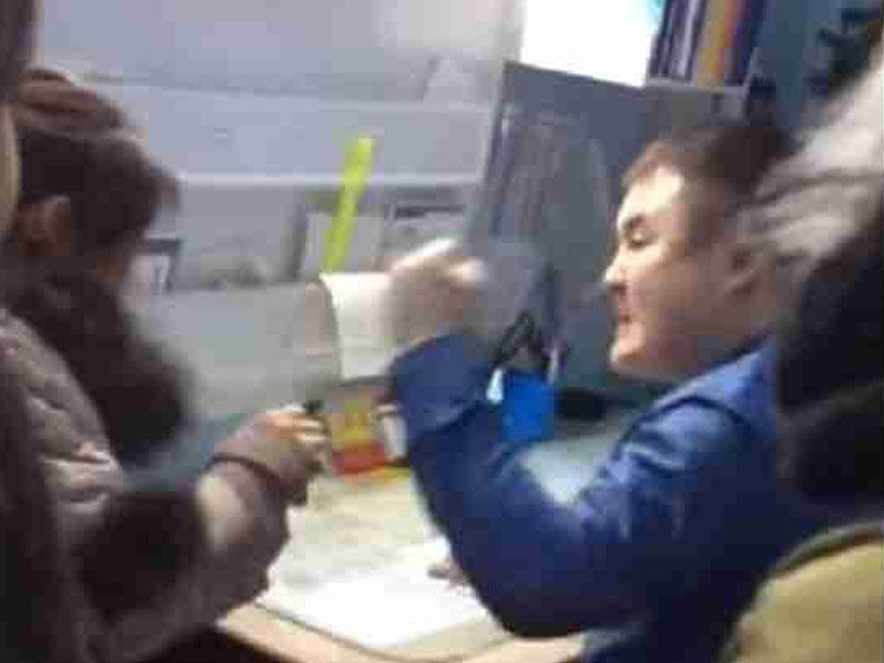 Xəstəxanada biabırçılıq: baş həkim qadın pasiyenti döydü - VİDEO