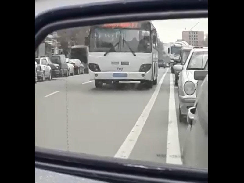 Avtobus sürücüsü yola 