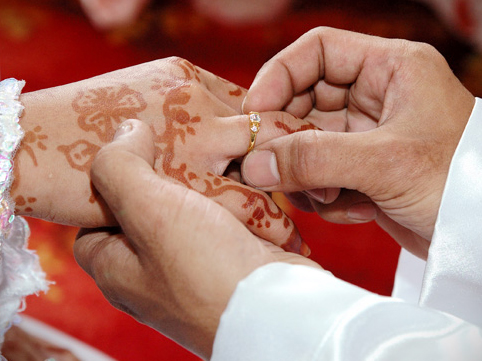 Almalıqda sevişənləri zorla evləndirdilər - FOTO