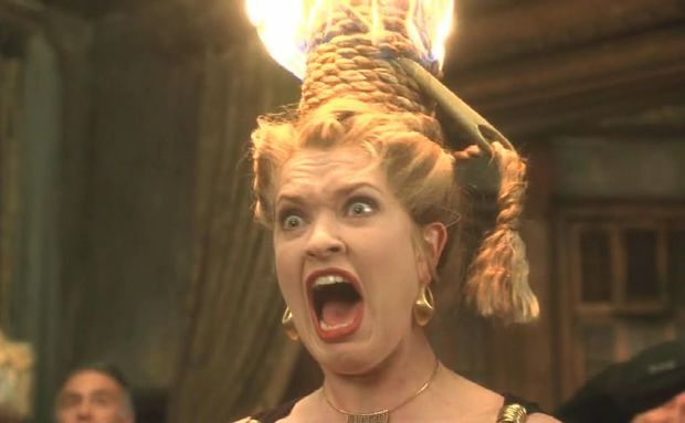 Salvadorda “gözəllik kraliçası” səhnədə alovlandı – VİDEO