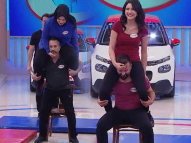 Hicablı qadın efirdə kişinin boynuna çıxdı - Qalmaqallı kadrlar - VIDEO - FOTO