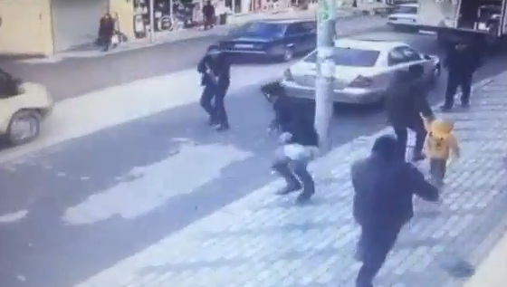 Azərbaycanda hər kəsin gözü önündə həmyerlisini güllələdi - Həmin anın şok VİDEOSU