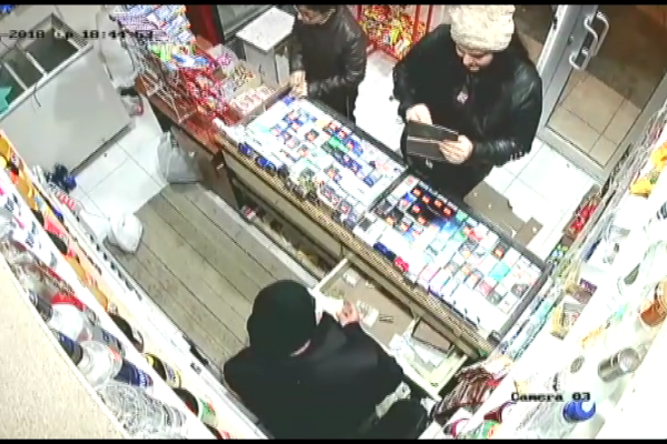 Mağazaya girərək satıcını aldadıb pulunu mənimsədi - VİDEO