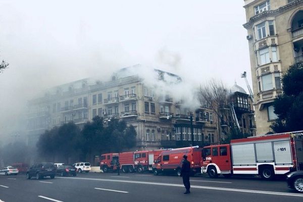 Bakının mərkəzi küçəsində binada yanğın başlayıb - FOTO - VİDEO - YENİLƏNİB