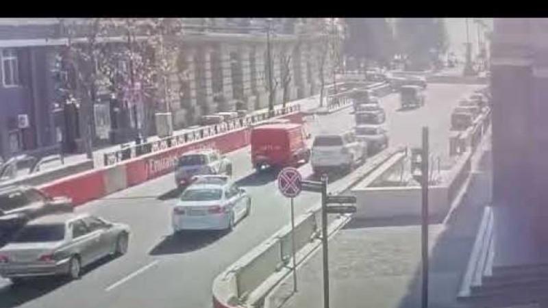 Bakıda nömrəsiz maşın sürən, polislərdən qaçıb min hoqqadan çıxan ƏLİL 