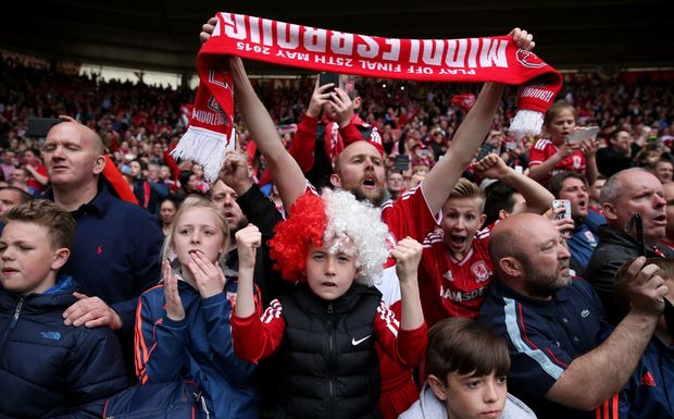 Azarkeş qapıçıya şüşə qab atdığı üçün həbs olundu - VİDEO