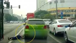 Gənc qız avtomobilin altında qaldı – Video/18+